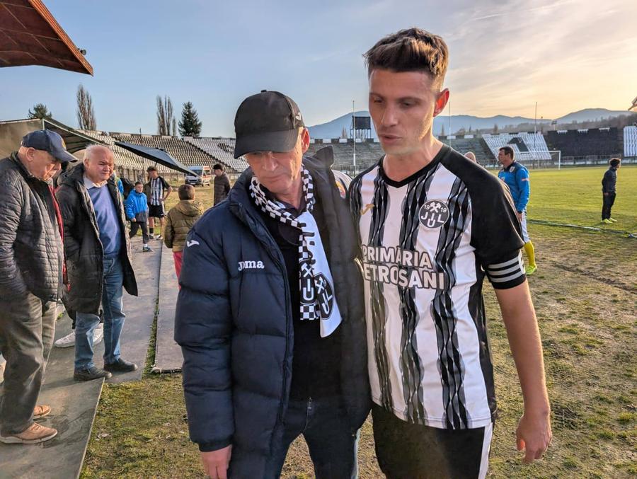 Tiberiu Iacob-Ridzi consolându-l pe căpitanul Jiului după o înfrângere cu Minerul Lupeni Sub stăpânirea lui Ridzi: Jiul Petroșani, „vaca de muls”, între blaturi la pariuri și control politic total! „Semnați pentru 7.000 de lei, dar luați și voi câte 2.500!”
