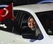 Ne-au bătut pe unde ne-au prins, apoi au dansat pe străzi împreună! » Primiți cu coroane de flori pe aeroport