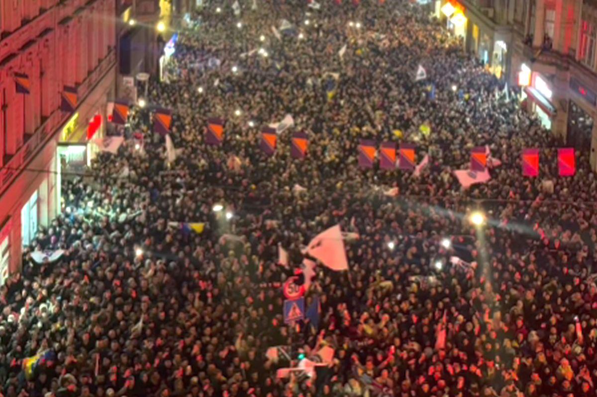Bosnia, bucurie în centrul capitalei Sarajevo: zeci de mii de oameni