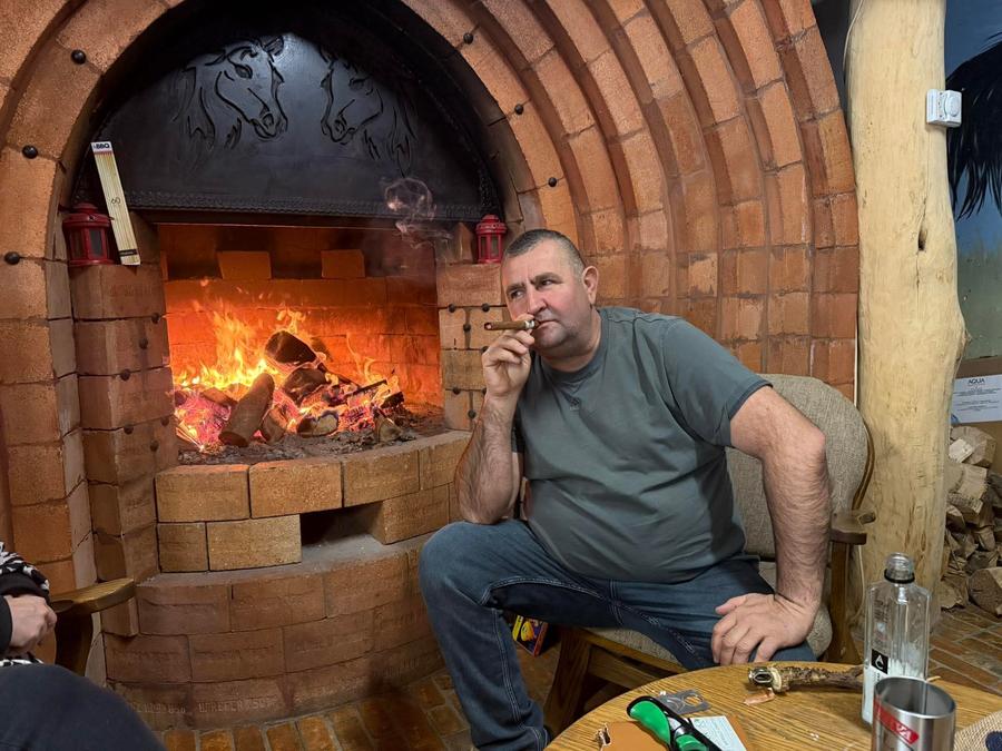 Antreprenorul Siminel Iordache, în fața șemineului. Foto: Facebook personal Sub stăpânirea lui Ridzi: Jiul Petroșani, „vaca de muls”, între blaturi la pariuri și control politic total! „Semnați pentru 7.000 de lei, dar luați și voi câte 2.500!”