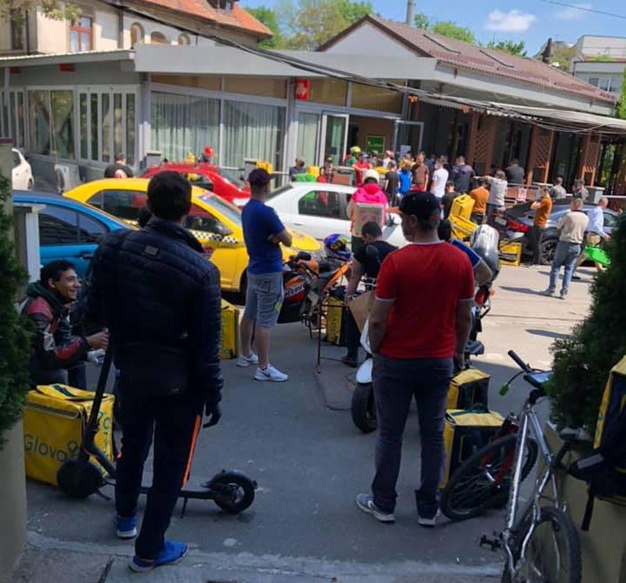 sursă foto: Facebook @ Zișan Caiali IMAGINILE ZILEI: Plin de curieri în fața restaurantului „La Cocoșatu”, renumit pentru micii săi