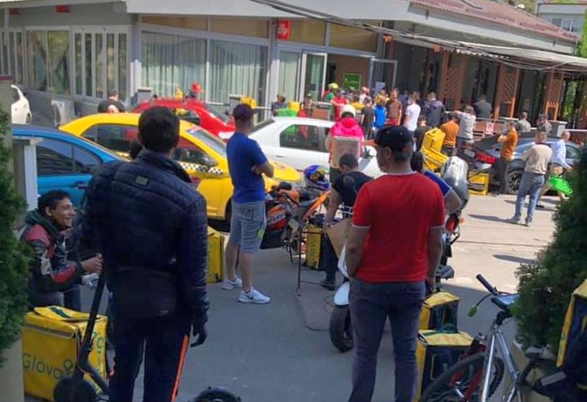 Românii au apelat la firmele de livrat mâncare pentru a se bucura de mici în ziua de 1 mai // sursă foto: Facebook @ Zișan Caiali