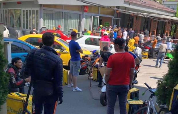 IMAGINILE ZILEI: Plin de curieri în fața restaurantului „La Cocoșatu”, renumit pentru micii săi