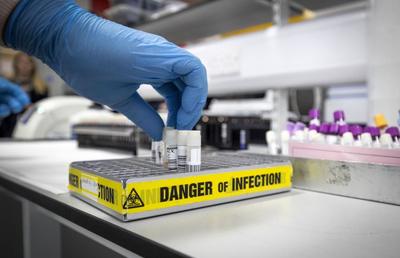 Un doctor francez în boli infecțioase, despre valul 2 de coronavirus: „Urăsc predicțiile, dar povestea asta e o fantezie!”