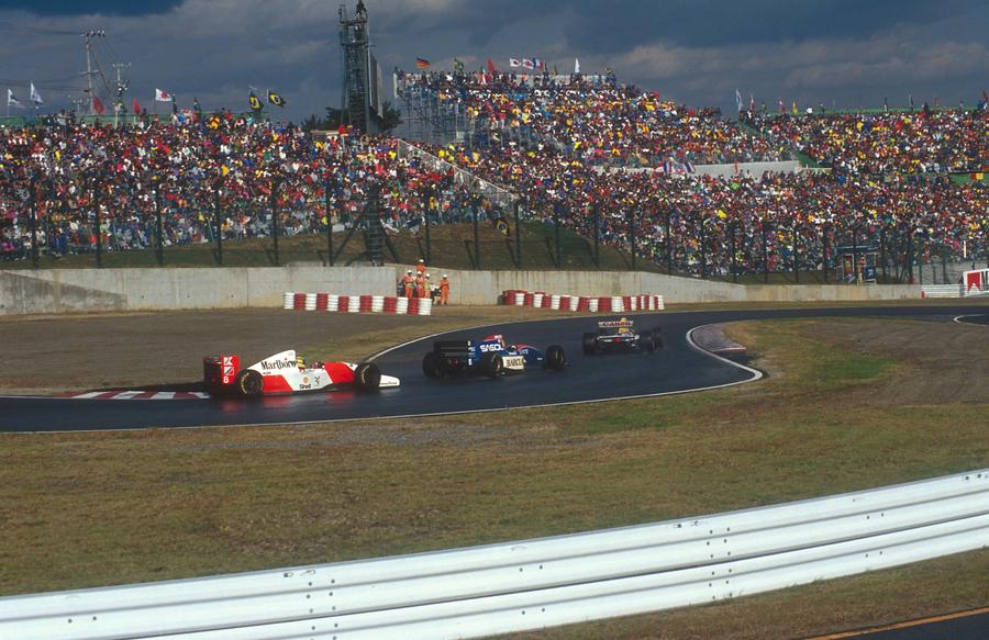 Monopostul condus de Ayrton Senna se afla în spatele celor pilotate de Eddie Irvine și Damon Hill FOTO Imago 27 de ani de la moartea lui Ayrton Senna » Povestea incredibilă cum a vrut să-l pocnească pe Eddie Irvine + Cum și-a prezis moartea cu 5 ani înainte