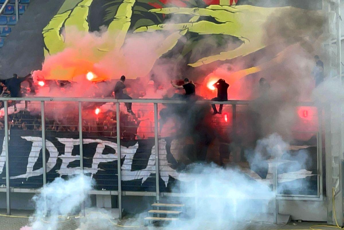 Atmosferă incendiară la Petrolul - CSA Steaua! Ultrașii rivalelor au „colorat” stadionul