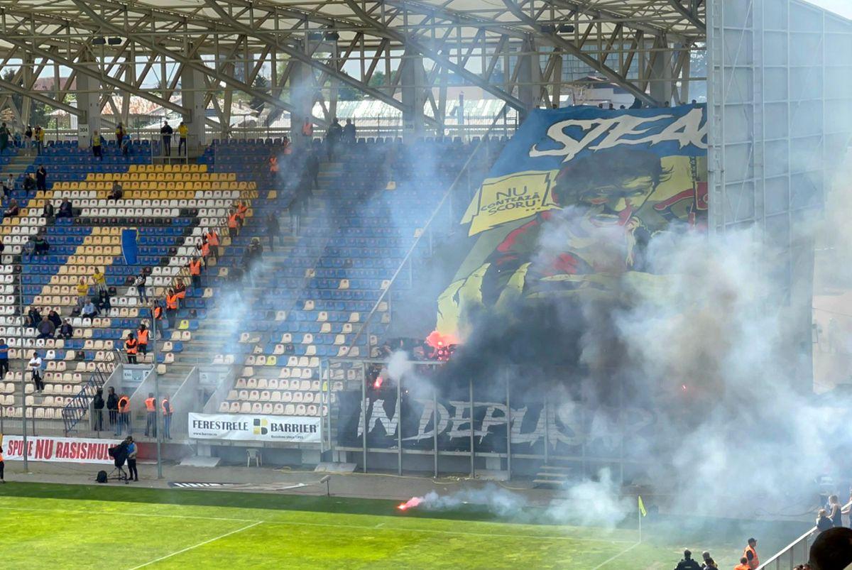 Atmosferă incendiară la Petrolul - CSA Steaua! Ultrașii rivalelor au „colorat” stadionul