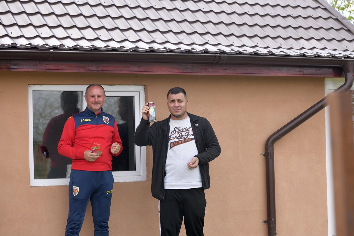 Derby la Liga 4 între Iazu și Scânteia » Căruțe pe post de peluză, prima se dă în bere și mici, echipamente cumpărate de Bobonete: „E Dinamo-Steaua din Ialomița”