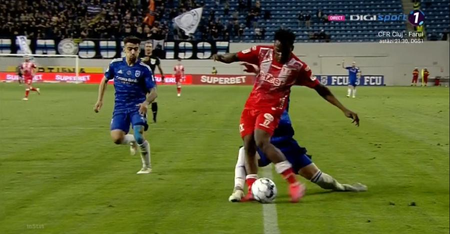 Captură: TV @ Digi Sport 1 Greșeală flagrantă la gol în FCU Craiova - UTA! Ce a făcut arbitrul în loc să dea ROȘU pentru un fault brutal + Penalty cerut la ultima fază