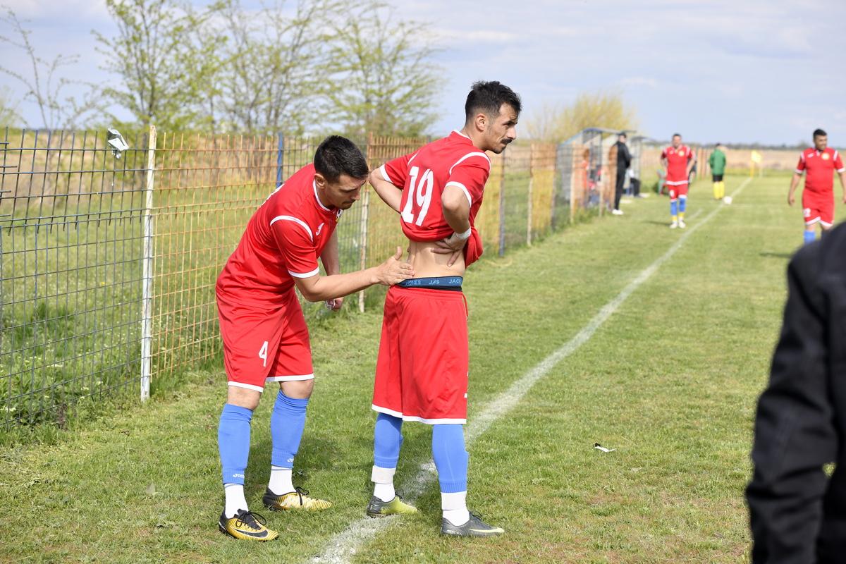 Derby la Liga 4 între Iazu și Scânteia » Căruțe pe post de peluză, prima se dă în bere și mici, echipamente cumpărate de Bobonete: „E Dinamo-Steaua din Ialomița”