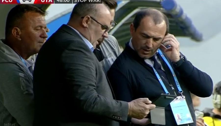 FOTO: Captură TV @Digi Sport 1 Greșeală flagrantă la gol în FCU Craiova - UTA! Ce a făcut arbitrul în loc să dea ROȘU pentru un fault brutal + Penalty cerut la ultima fază
