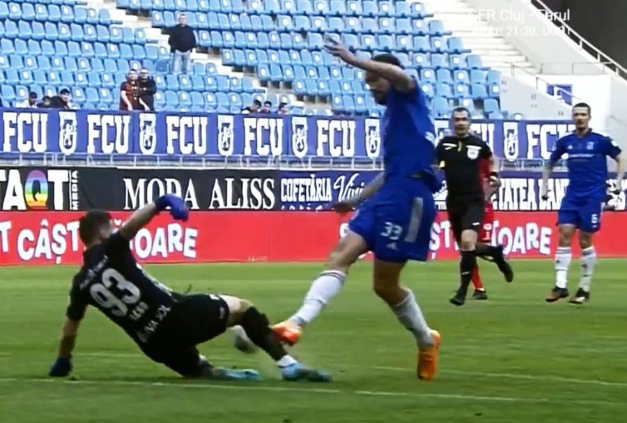 FOTO: Captură TV @Digi Sport 1 Greșeală flagrantă la gol în FCU Craiova - UTA! Ce a făcut arbitrul în loc să dea ROȘU pentru un fault brutal + Penalty cerut la ultima fază