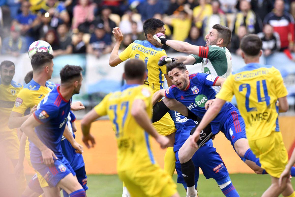 Atmosferă incendiară la Petrolul - CSA Steaua! Ultrașii rivalelor au „colorat” stadionul