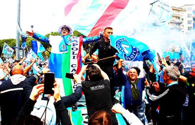 Stadionul „Maradona” se deschide joi pentru ca tifosii să vadă pe ecrane uriașe meciul de la Udine, unde Napoli poate deveni campioană