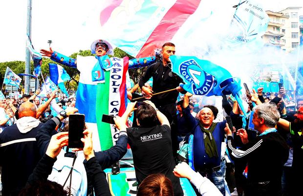Stadionul „Maradona” se deschide joi pentru ca tifosii să vadă pe ecrane uriașe meciul de la Udine, unde Napoli poate deveni campioană