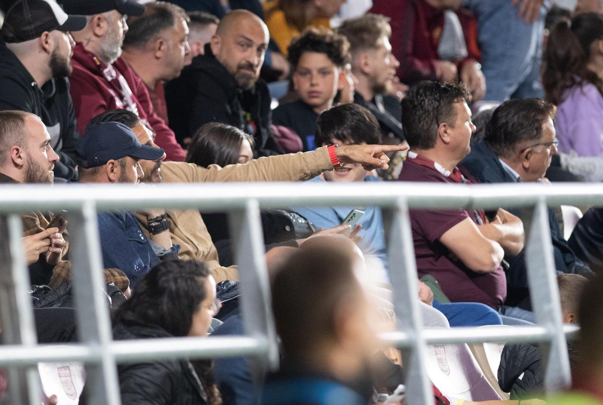 Infiltrat printre rivali » De unde a urmărit antrenorul lui FCSB meciul Rapid - CFR Cluj