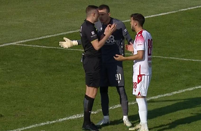 Dujmovic protestează după ce a intrat cu mingea în poartă / FOTO: Captură @Orange Sport 1