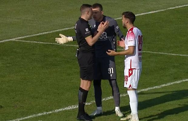 Portarul lui Dinamo, gafă uriașă în meciul cu Gloria Buzău: și-a băgat mingea în poartă!