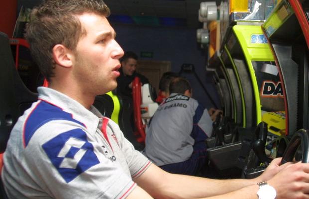 „«Cârâie» ambreiajul!»” Bogdan Lobonț și o călătorie de 400 de kilometri cu Dacia 1310. A băgat în sperieți doi jurnaliști: „Vezi că e o pedală acolo, în stânga”