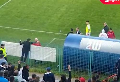 Dinamo a remizat cu FC Buzău, scor 2-2, în etapa #6 din play-off-ul Ligii 2. În timpul meciului, Ovidiu Burcă a intrat în conflict cu suporterii gazdă.