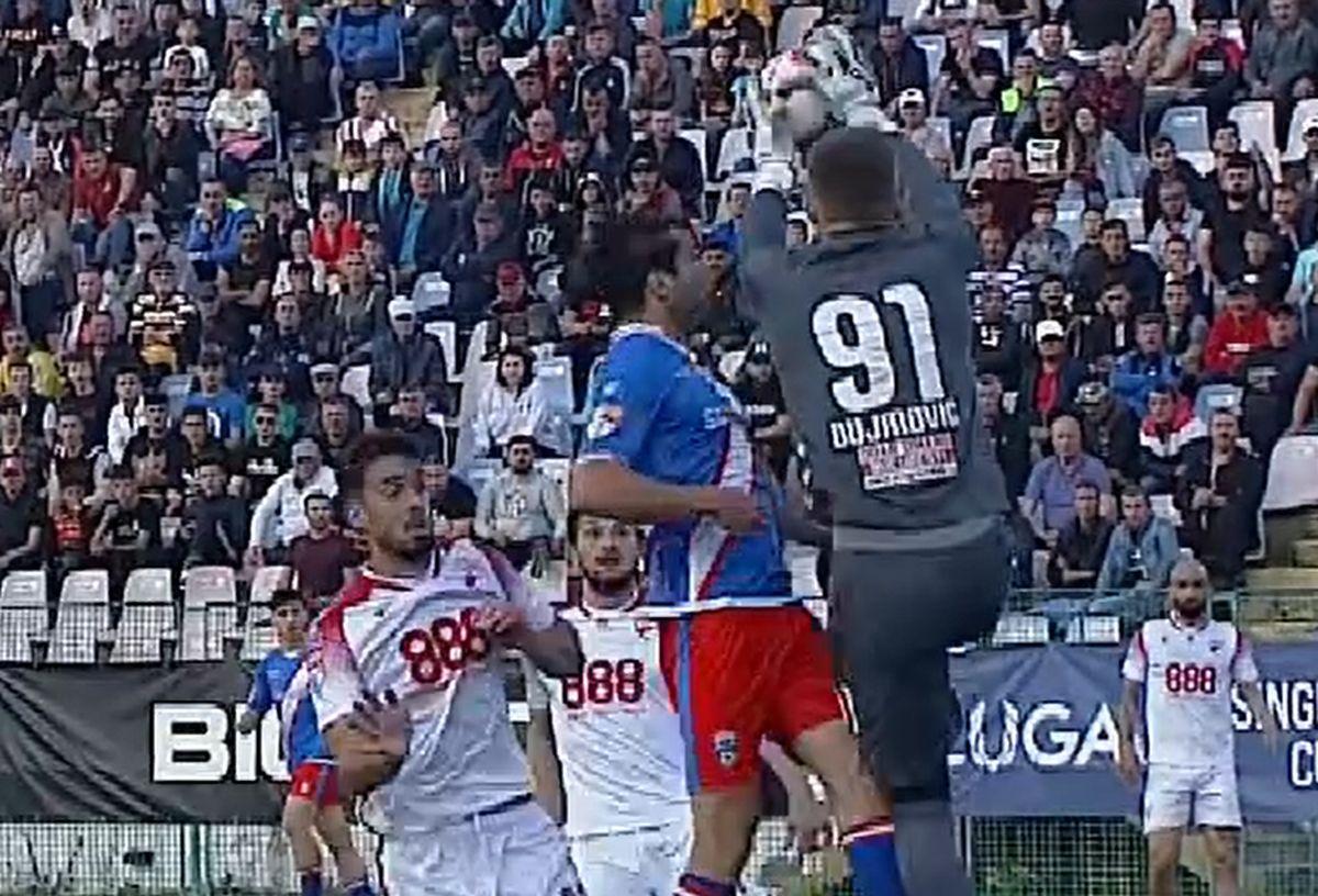 Fază confuză în Buzău - Dinamo, cu Dujmovic și Gaitan / FOTO: Capturi TV @Digi Sport 1