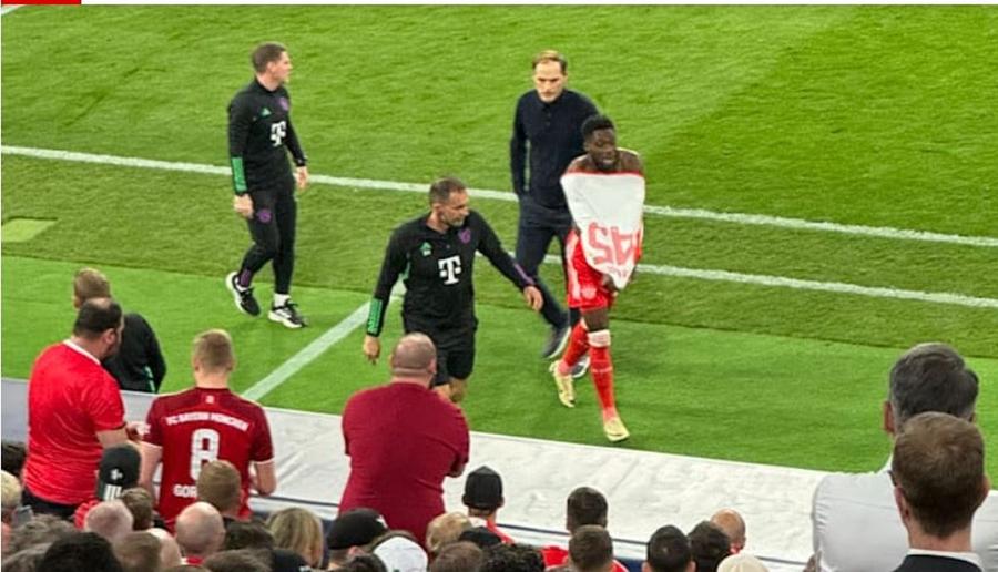 Alphonso Davies a fost nevoit să îmbrace tricoul său cu numărul 19 Momentul ratat de camere în minutul 87 din Bayern - Real Madrid! Inclusiv Tuchel a început să râdă
