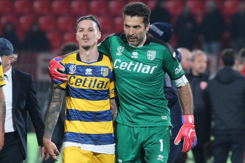 Dennis Man (25 de ani) și Valentin Mihăilă (24 de ani) au reușit odată cu promovarea Parmei în Serie A să îi aducă bucurie legendarului Gianluigi Buffon (46 de ani), portar retras din activitate în august 2023, chiar din tricoul „cruciaților”.