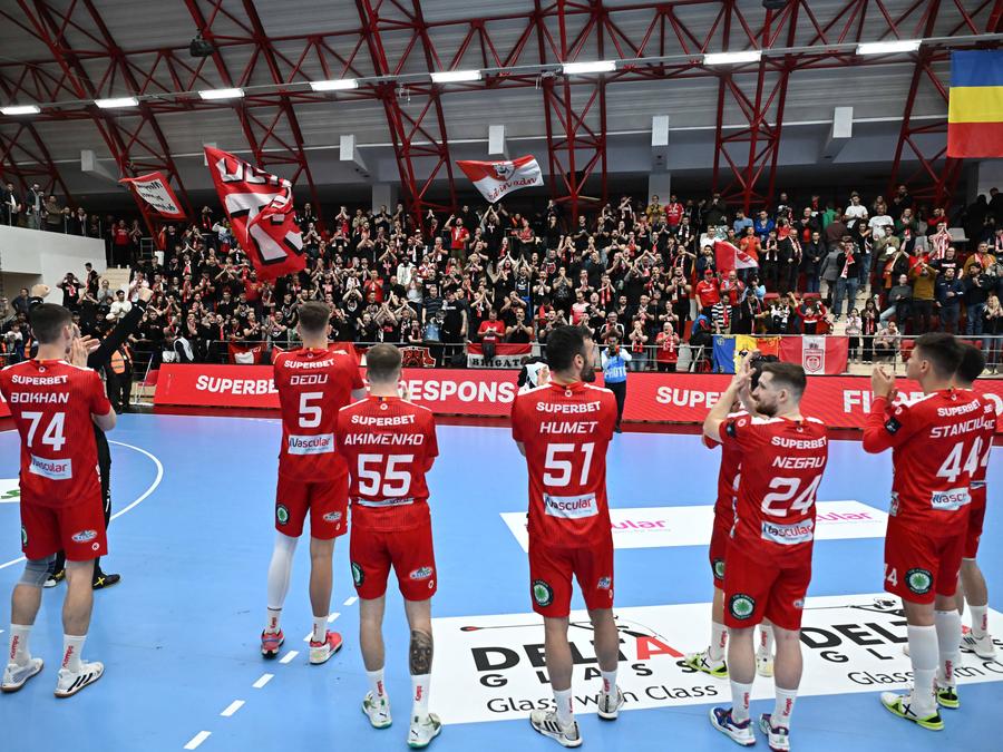 Dinamoviștii salutând publicul în meciul tur FOTO Imago Images Felicitări, Dinamo! » Costi Prună, opinie după calificarea campioanei României în Final 4
