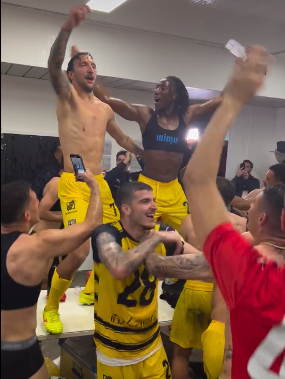 Man și Mihăilă au promovat cu Parma în Serie A! Cum a arătat petrecerea