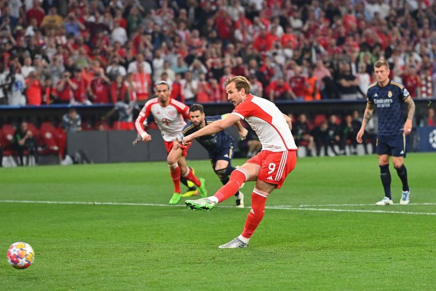 Harry Kane nu i-a dat nicio șansă portarului Andriy Lunin de la 11 metri / Foto: Imago Ce a încercat Jude Bellingham să-i facă lui Harry Kane înaintea executării penalty-ului