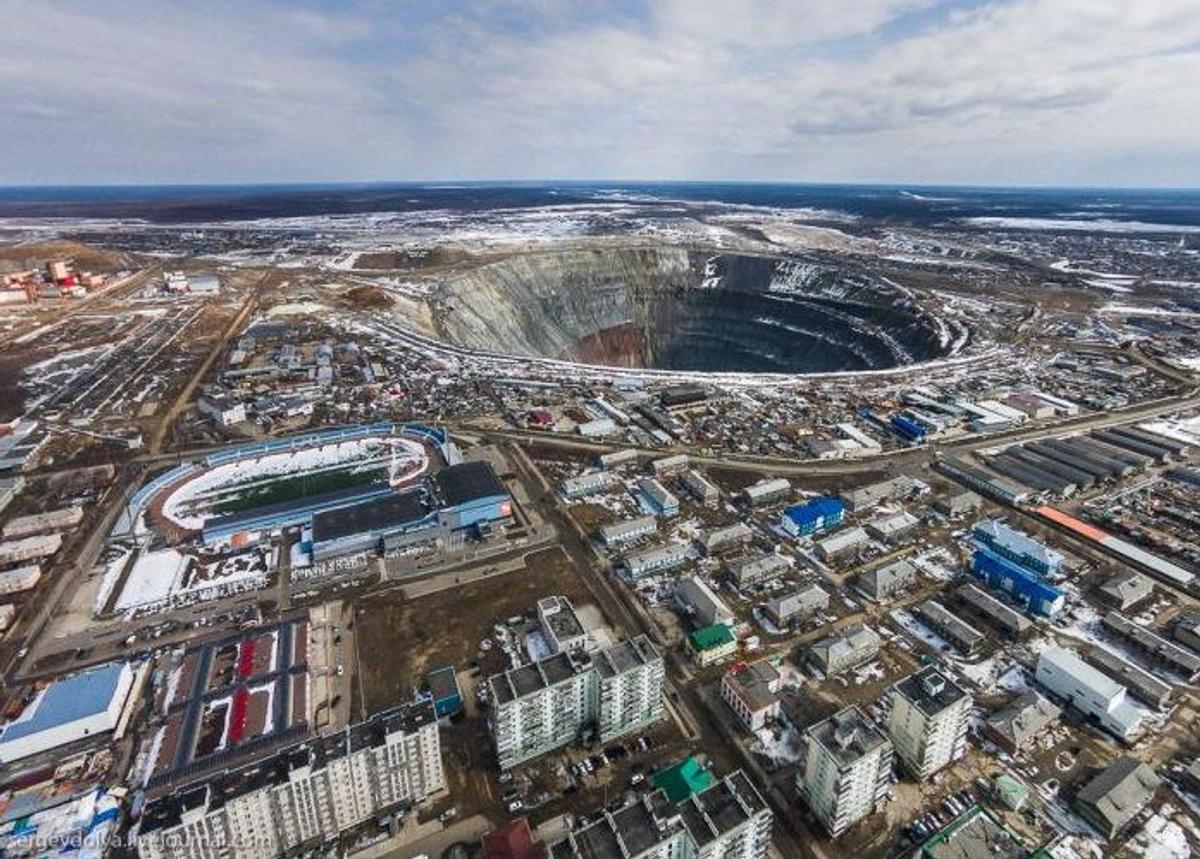 Mina Mir și stadionul din Mirny, despărțite de câteva sute de metri! Imagini SF
