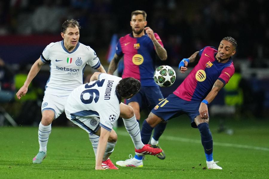 A fost spectacol pe cinste pe Montjuic, în Barcelona - Inter 3-3, cu Raphinha și Nicolo Barella în prim plan / Foto: Imago La Grande Bellezza