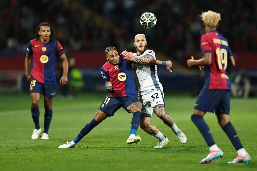 Raphinha, în duel pentru balon cu interistul Federico Dimarco / Foto: Imago Barcelona pregătește joi anunțul oficial » Ce va face Raphinha chiar înainte să plece la naționala Braziliei