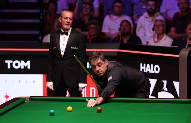 Ronnie O’Sullivan s-a calificat în semifinale la „Crucible” și și-a extins recordul, dar rămâne autocritic: „Am scăpat din nou din «cârlig»”