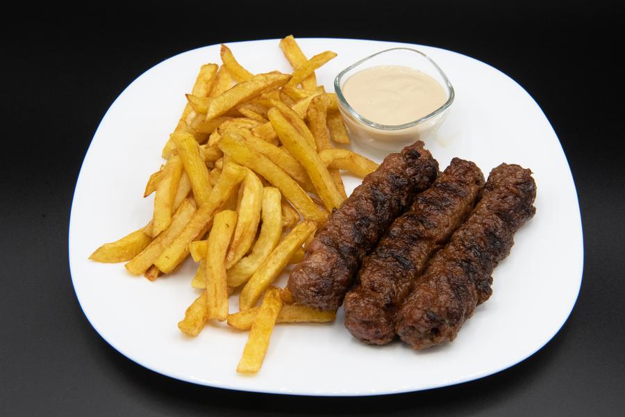 Foto: restaurantlagil.ro Top 5 locuri cu cei mai buni mici din București de 1 Mai. Cât te costă o porție