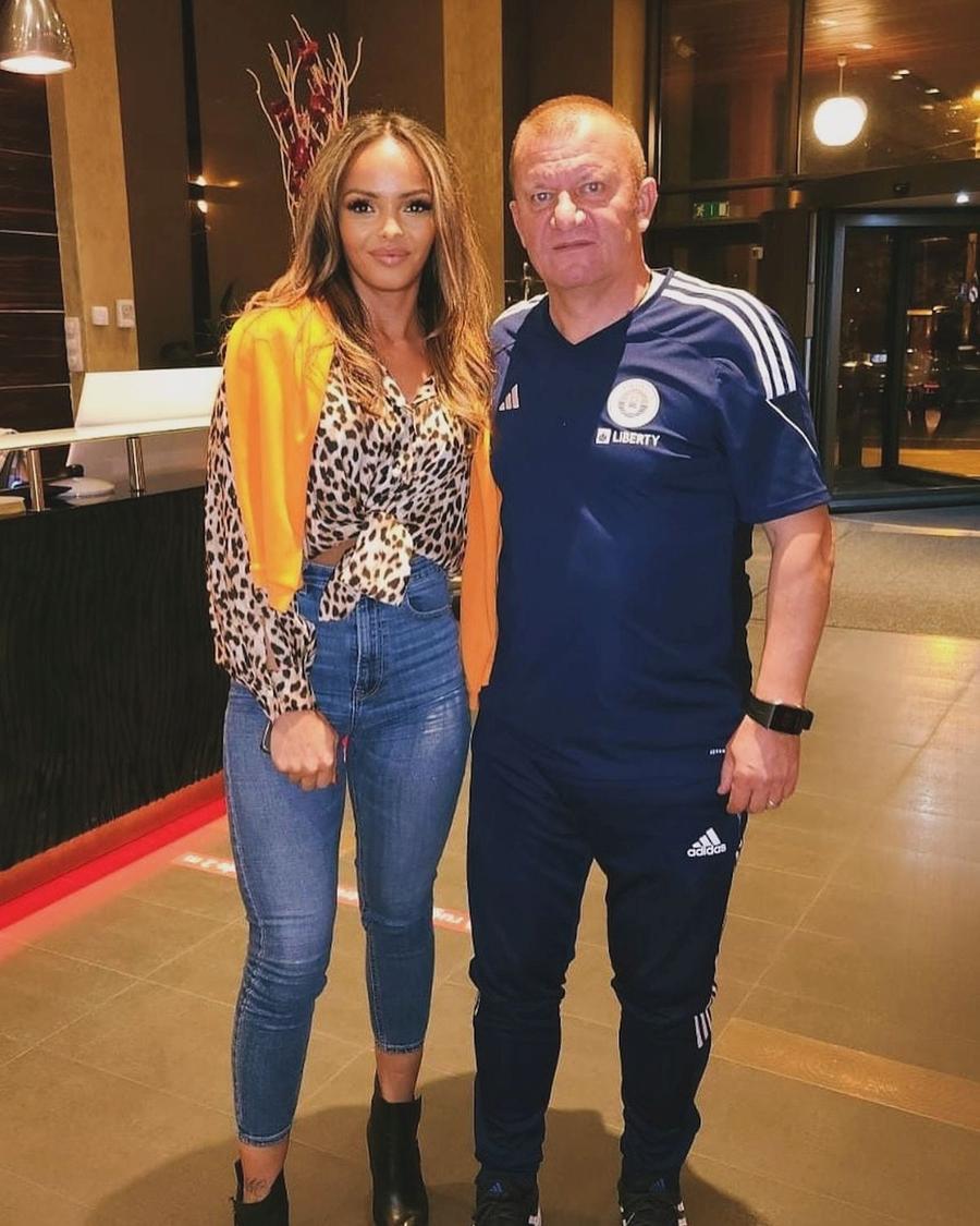 Laurette Nogo alături de Dorinel Munteanu / Foto: Instagram Soția lui Roland Niczuly intervine dur în scandalul cu Dorinel Munteanu la Sepsi: „Așa-spusa Generație de Aur. Au fost prin 1700 toamna cineva” » A primit o replică tăioasă