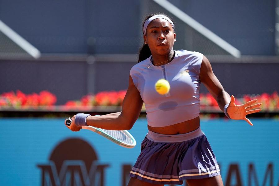 Coco Gauff în acțiune la Madrid 2025 Foto: Imago Images Iga Swiatek, campioana en-titre de la Madrid, spulberată de Coco Gauff în semifinale, 6-1, 6-1!