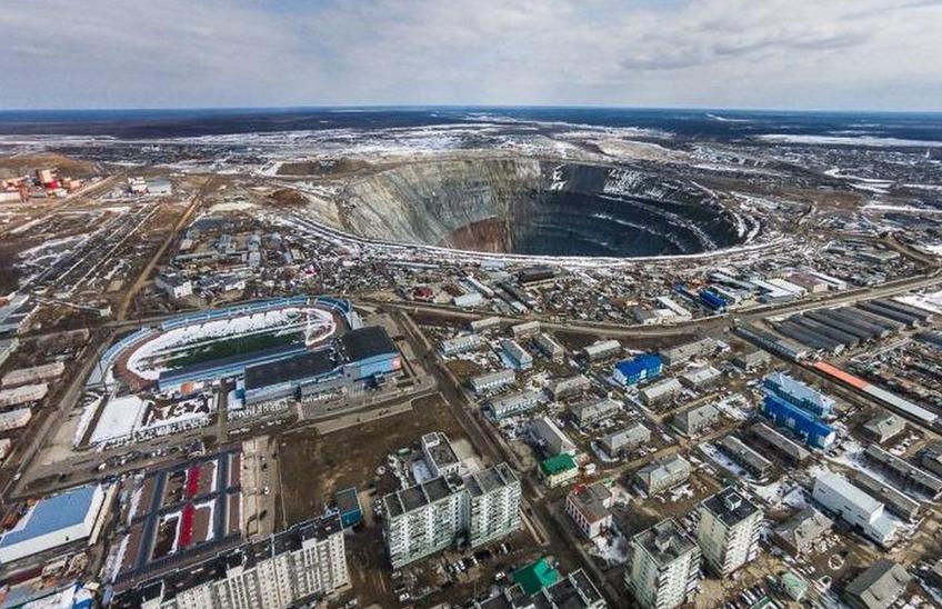 Orașul Mirny din Rusia, regiunea Yakutia, oferă un peisaj unic. La câteva sute de metri de o mină imensă de diamante se găsește și arena locală de fotbal.