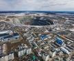 Orașul Mirny din Rusia, regiunea Yakutia, oferă un peisaj unic. La câteva sute de metri de o mină imensă de diamante se găsește și arena locală de fotbal.