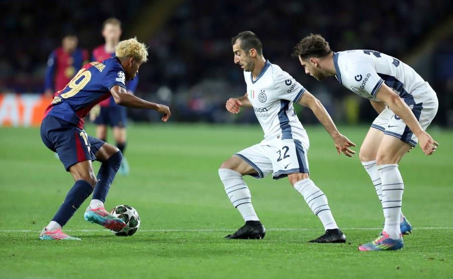 Nici dublat de Carlos Augusto, Henrikh Mkhitaryan nu-i poate face față lui Lamine Yamal / Foto: Imago La Grande Bellezza