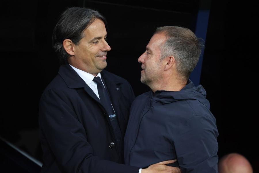 A fost remiză în meciul de șah între Simone Inzaghi (49 de ani, 50 de meciuri în Ligă) și Hansi Flick (60 de ani și 31 de partide în Champions) / Foto: Imago La Grande Bellezza