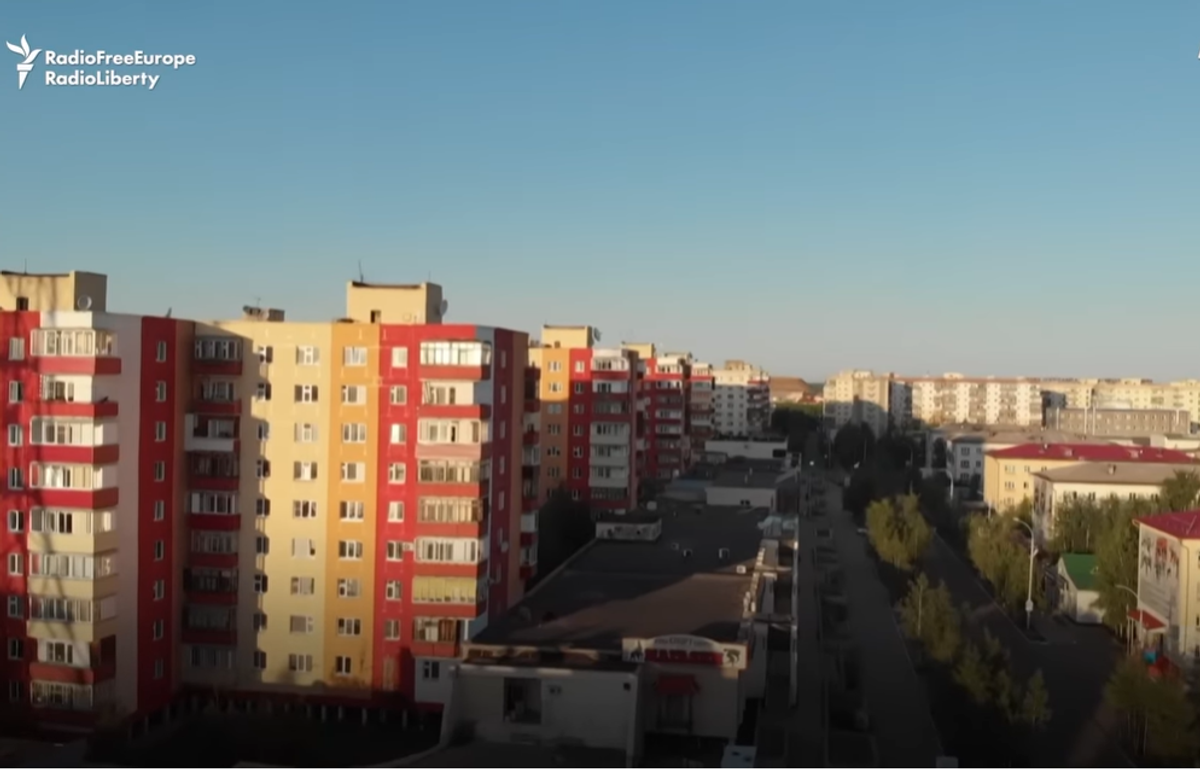 Imagini SF! Stadionul de fotbal se află la câteva sute de metri de o groapă inimaginabilă