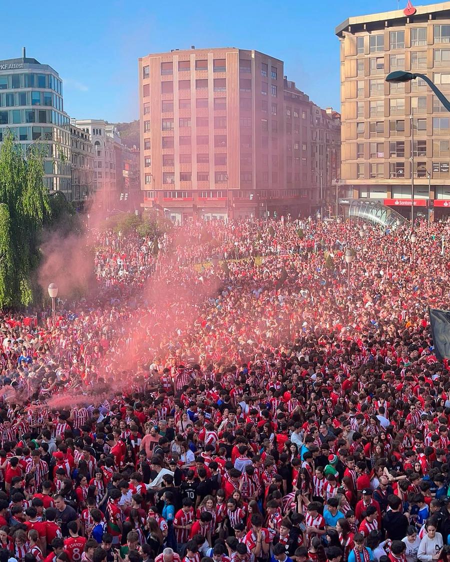 Fanii lui Bilbao fac atmosferă incendiară Athletic Bilbao - Man. United 0-3. „Diavolul” și-a băgat coada pe San Mames » Europa League, foarte aproape de o finală între „răniții” din Premier League!
