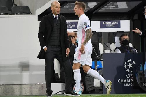 Zinedine Zidane i-a fost antrenor lui Toni Kroos la Real Madrid în două mandate: 2016 - 2018 și 2019 - 2021 / Foto: Imago