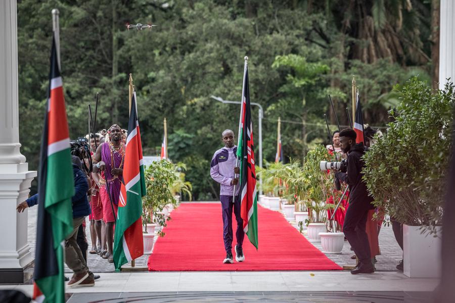 Sabastian Sawe, ducând steagul Kenyei/Foto: Getty Images Sabastian Sawe, premiat cu bani și cu o mașină, după ce a stabilit noul record mondial la maraton