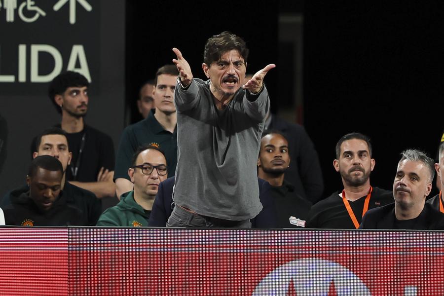 Dimitris Giannakopoulos, proprietarul lui Panathinaikos/Foto: Imago Images „Este o rușine, a depășit orice limită!” » Scandal în Valencia, după victoria lui Panathinaikos în „sferturile” Euroligii: poliția a depus plângere împotriva președintelui grecilor