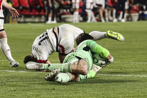 Jorge de Frutos (în alb) a fost trântit la pământ, în careu, de portarul lui Strasbourg, Mike Penders / Foto: Imago