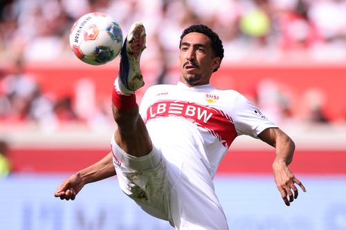 Tiago Tomas de la VfB Stuttgart controlează balonul în timpul meciului de Bundesliga dintre VfB Stuttgart și SV Werder Bremen, desfășurat pe MHPArena în data de 26 aprilie 2026, la Stuttgart, Germania.