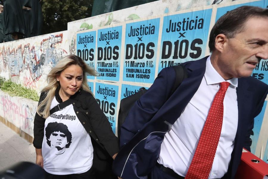 Veronica Ojeda, fosta soție a lui Diego Armando Maradona, alături de avocatul ei, Mario Baudry / Foto: GettyImages Fosta soție a lui Maradona, urlet de furie la tribunal: „El este asasinul! Din cauza lui a murit tatăl copilului meu”