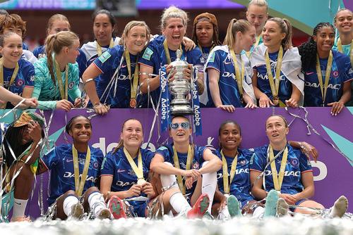 Millie Bright, cu trofeul Cupei Angliei în mâini/ foto Getty Images